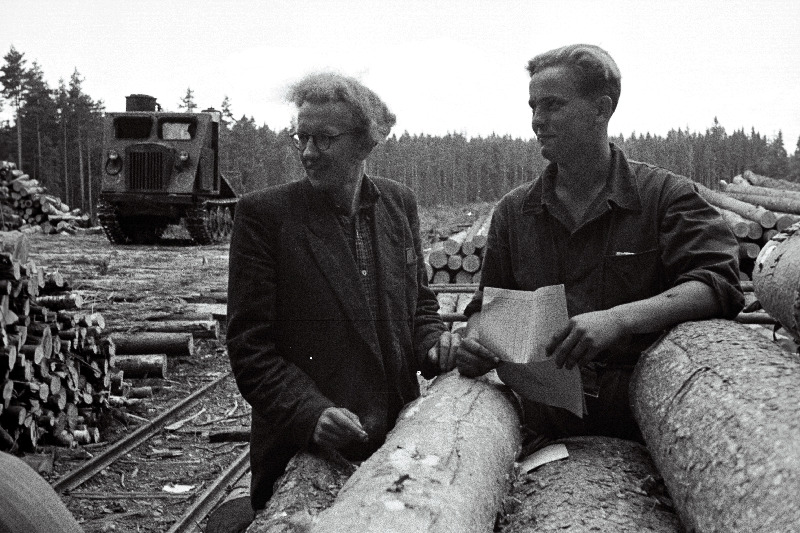 EPA lõpetajad Maks Muru ja Lembit Luts töö Võru Metsatööstuskeskuse Võru metsapunktis.