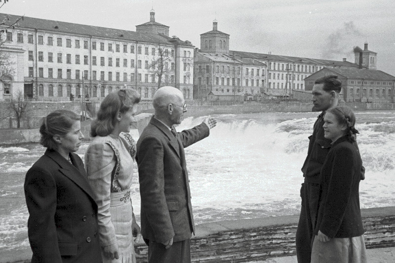 Puuvillakombinaadi „Kreenholmi Manufaktuur“ töötajad (vasakult) M. Tahtarova, A. Eidemiller, A. Trellmann, G. Nossov ja E. Robe.