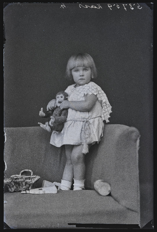 Kassi tütar mänguahviga.