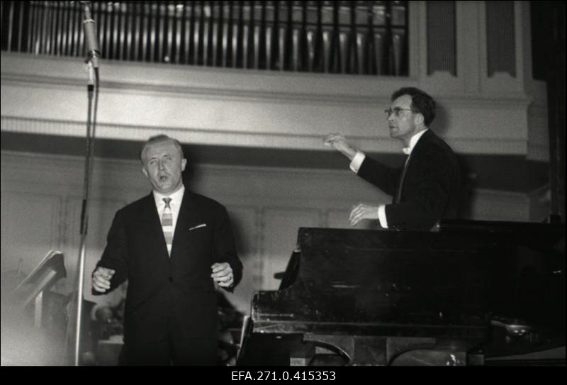 Konservatooriumi 1962.a. lend. Lõpetajate pidulik kontsert Estonia kontsertsaalis. Tiit Tralla, Roman Matsov.