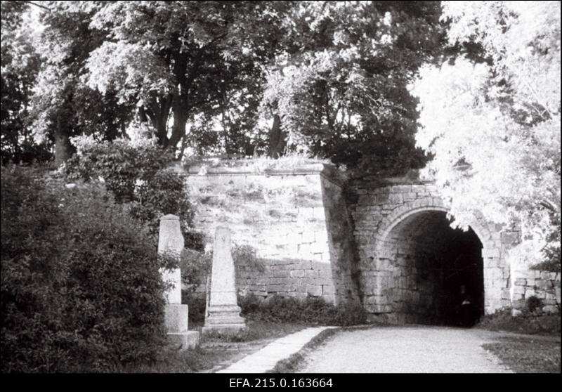 Sissepääs Kuressaare piiskopilinnusesse.