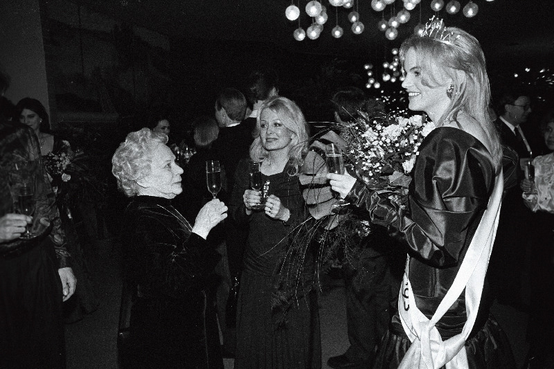 Eesti Miss 1993 Karin Kitse (paremal), näitlejad Eve Kivi (keskel) ja Salme Reek pärast missivalimisi.