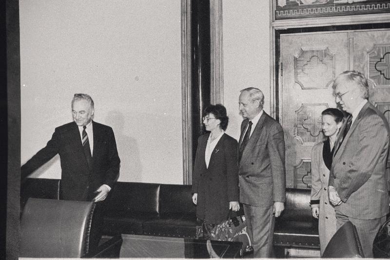 Rootsi Kuningriigi parlamendi peasekretär Gunnar Grensfors (paremalt 3.) vastuvõtul Eesti Vabariigi Ülemnõukogu esimehe A. Rüütli juures.