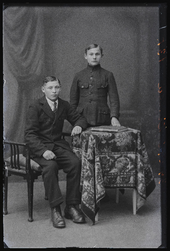 Kaks noormeest, (foto tellija Kingu).