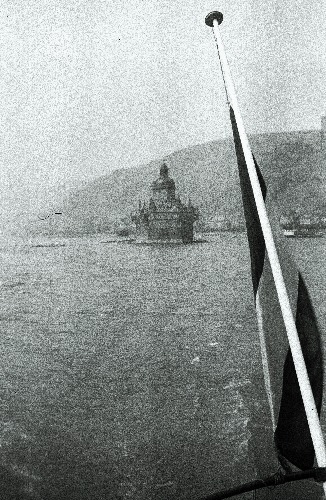 Vaatest laevalt. Laeva ahtris Austria lipp.