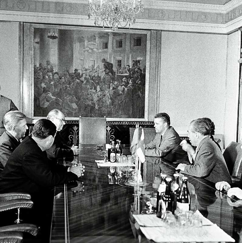 Soome Eduskonna esimene aseesimees Paavo Aitio (paremalt kolmas) vastuvõtul Eesti NSV ülemnõukogu Presiidiumi esimehe A. Müürisepa (vasakult kolmas) juures.