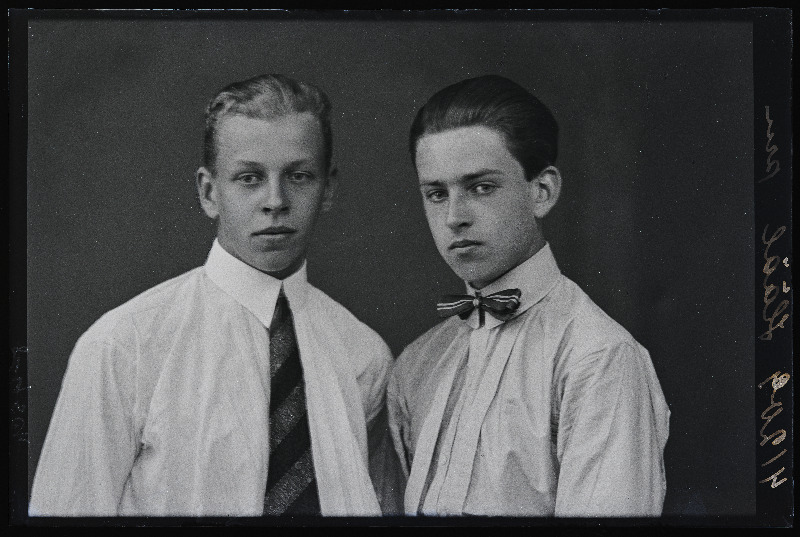 Kaks noormeest, (foto tellija Hääl).