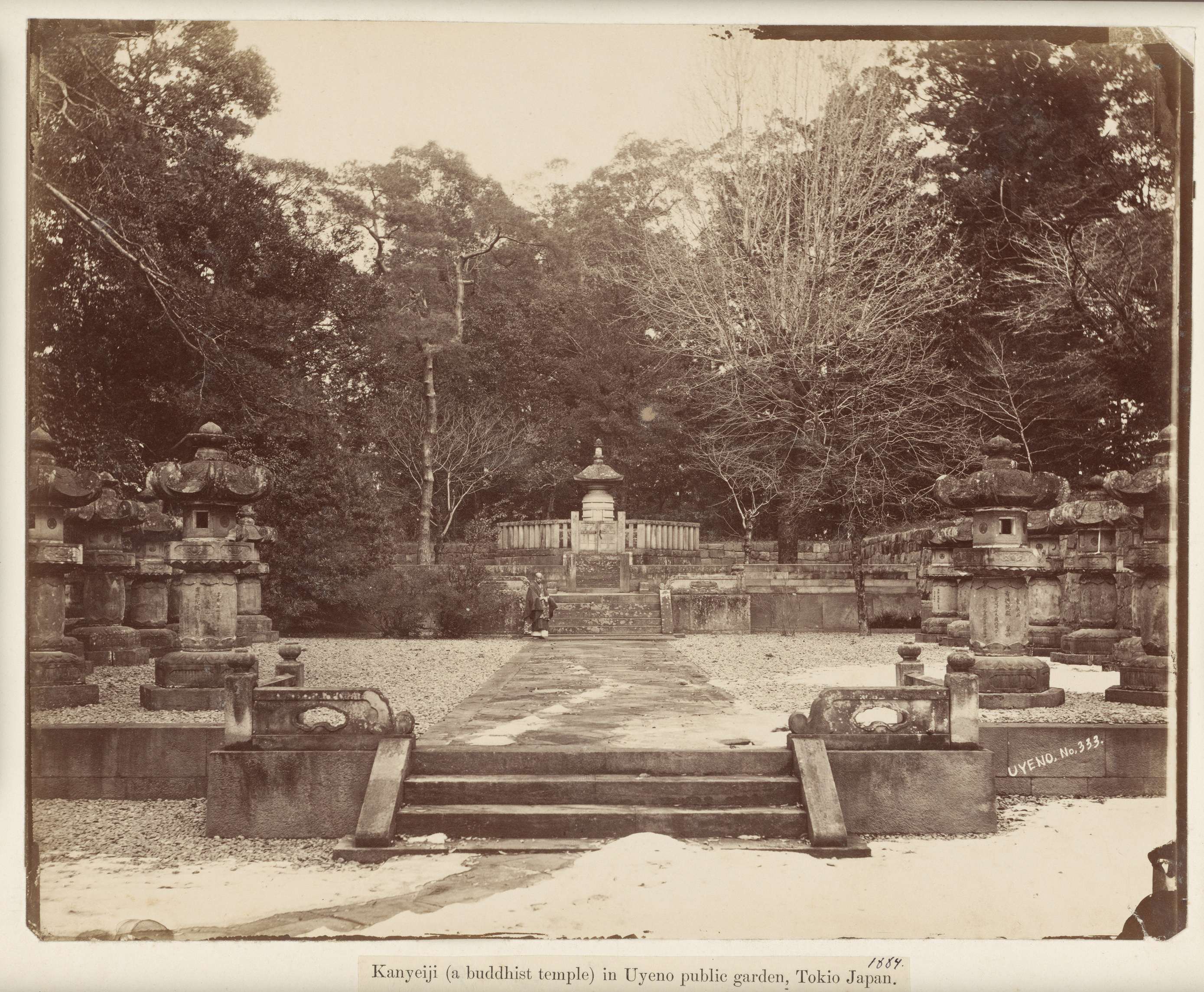 Gezicht op de Kan'eiji tempel in Ueno park in Tokyo, Kanyeiji (a buddhist temple) in Uyeno public garden, Tokio Japan