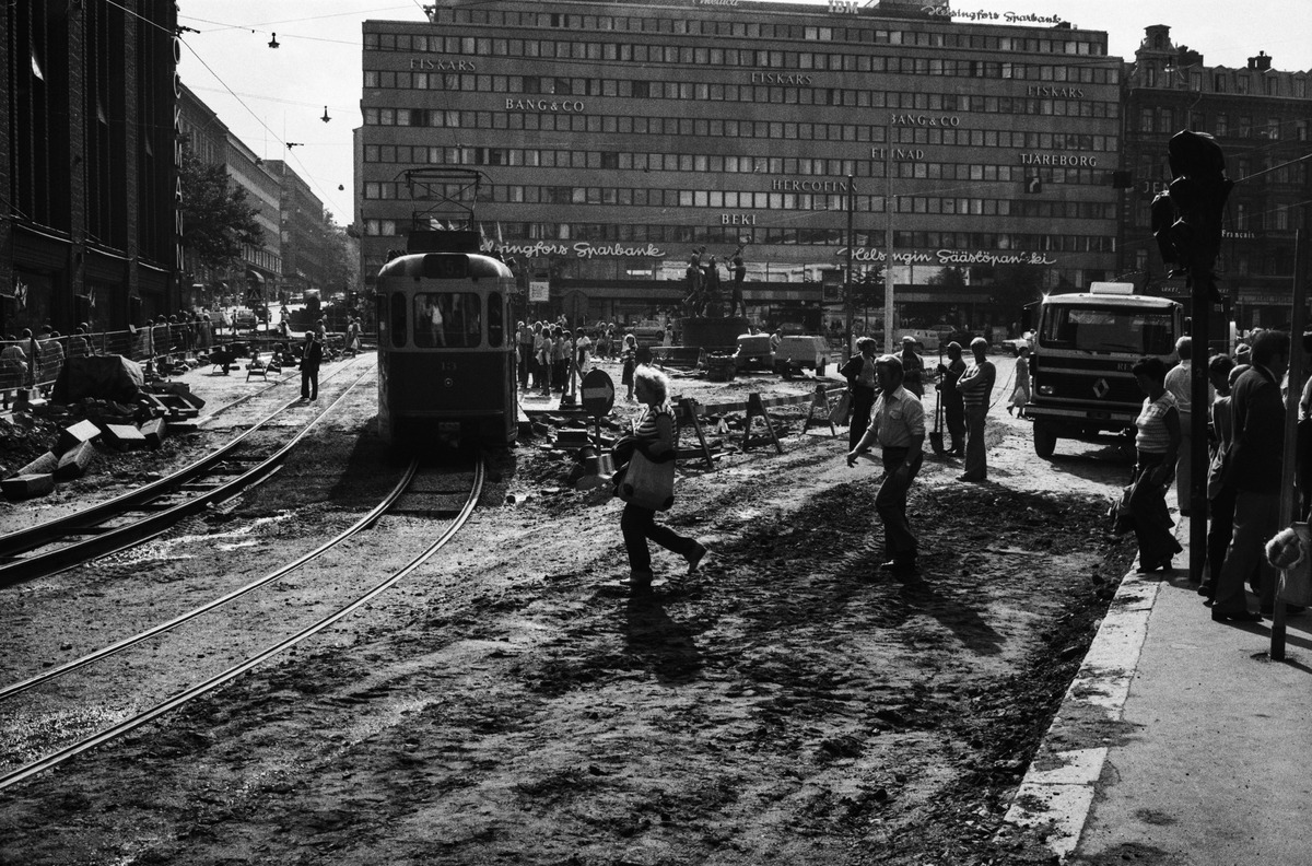 Näkymä Stockmannin tavaratalon edustalta Mannerheimintien suuntaan
