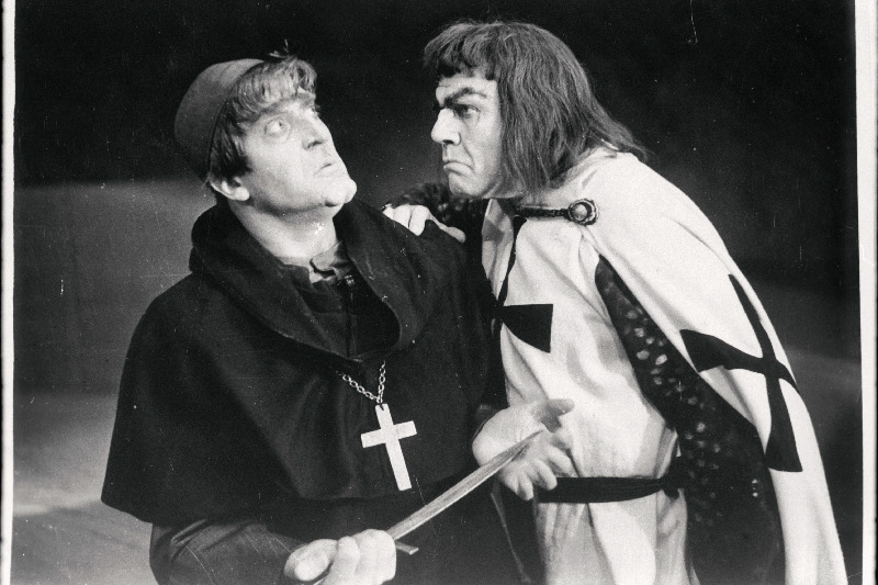 Stseen V. Kapi ooperist “Lembitu” RAT “Estonias”. Osades Ervin Kärvet ja Vootele Veikat.