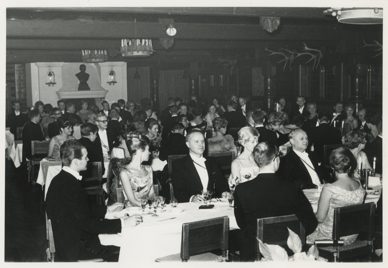 Stockholmi (üliõpilaste) Eesti Osakonna pidu, inimesed istumas laudades