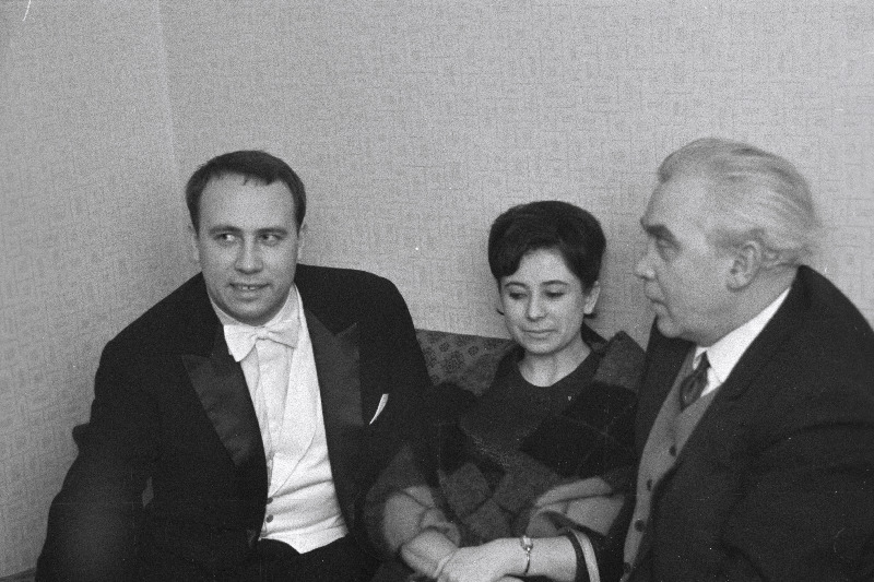 NSV Liidu rahvakunstnik Gustav Ernesaks ja Eesti NSV teeneline kunstitegelane Neeme Järvi (vasakul) vestlemas.
