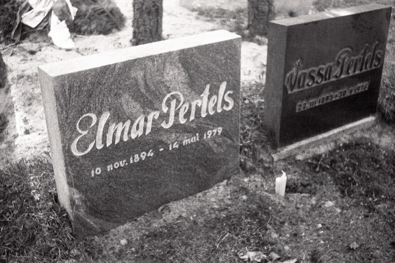 Nõukogude partei- ja riigitegelase Elmar Pertelsi hauakivi Metsakalmistul.