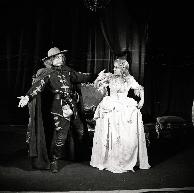 Stseen C. Goldoni komöödiast Rohelise neeme isand. Paremal Ellen Liiger.