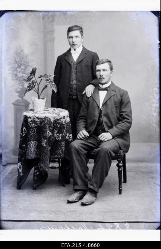 Kaks noormeest, vasakul Aleksander Mustkiwi (Mustkivi).