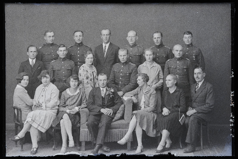 Grupp sõjaväelasi ja tsiviilisikuid, (foto tellija Kull).