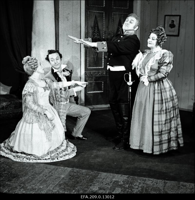 Stseen N. Gogoli komöödiast Revident (Ants Lauteri lavastus). Vasakult: Marja Antonovna - Ellen Liiger, 2. Ivan Aleksandrovitš Hlestakov - Ants Eskola, Anton Antonovitš Svoznik-Dmuhhanovski - Eesti NSV teeneline kunstnik Arno Suurorg.