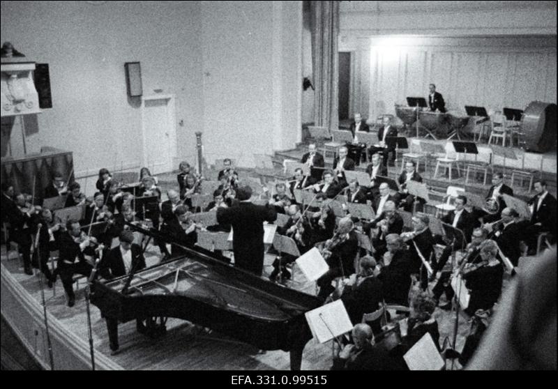 Pianist Arbo Valdma ning Eesti Raadio sümfooniaorkester Neeme Järvi juhatusel „Estonia“ kontserdisaalis esinemas.