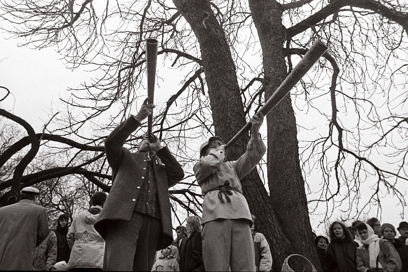 Kevade tervitamine kell 10.48 Mustamäel. (sarvede puhumine).