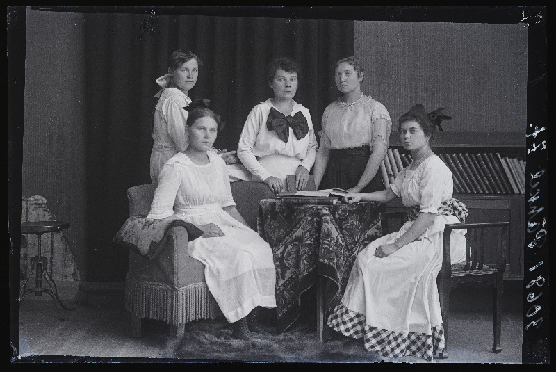 Grupp naisi, keskel Alis Pähkel.