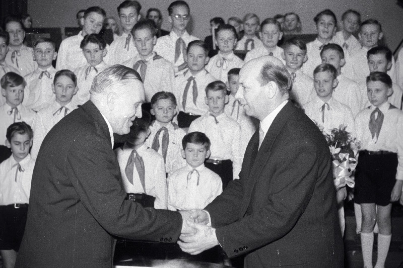 Dirigent ja pedagoog Leopold Vigla õnnitlemine tema 60. sünnipäeval.