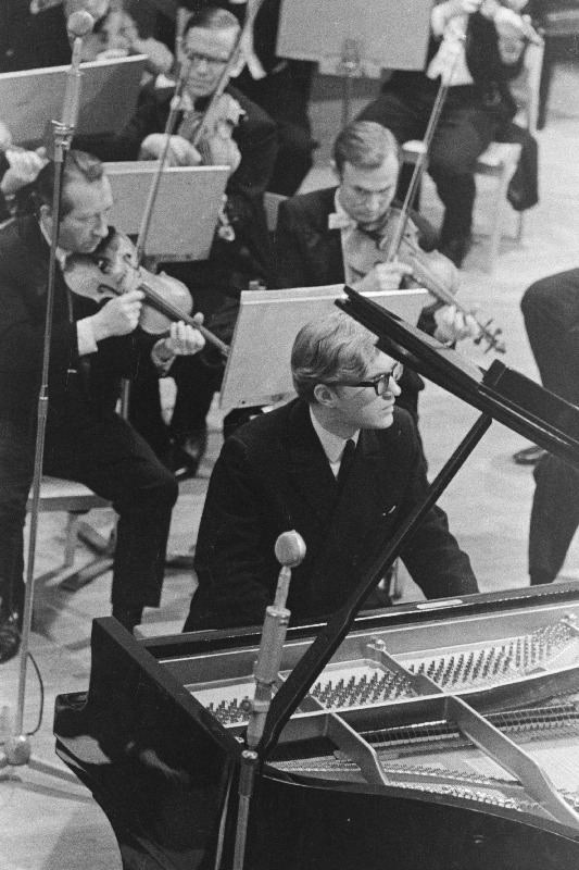 Tallinna Riikliku konservatooriumi üliõpilane Peep Lassmann üleliidulisest pianistide konkursist osa võtmas.