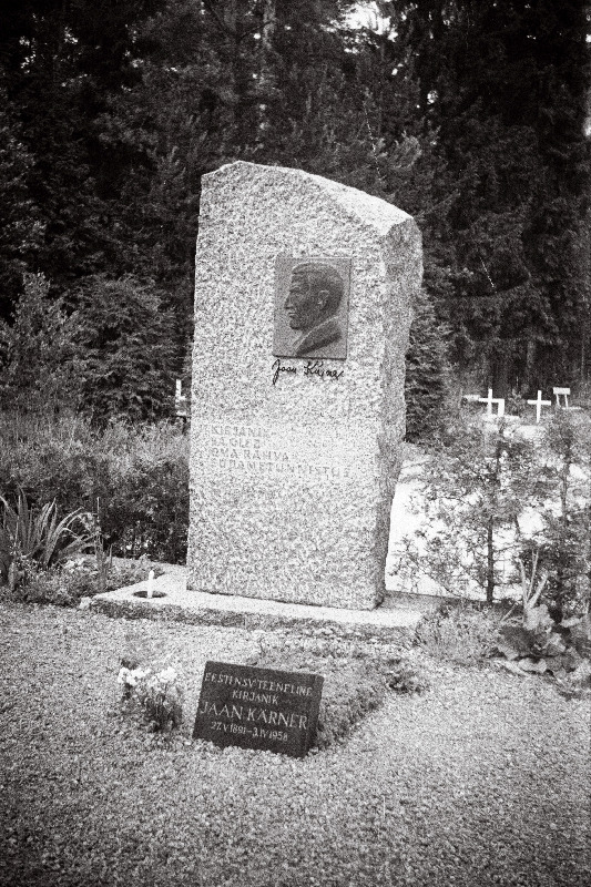 Kirjanik Jaan Kärneri hauakivi Elva kalmistul.