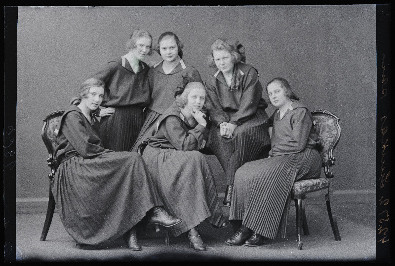 Grupp Viljandi Eesti Haridusseltsi Tütarlaste Gümnaasiumi õpilasi, (foto tellija Luukas).