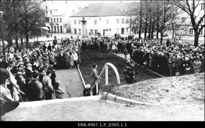 Muinsuskaitsepäevade üritused Tartus. 15.-17.04.1988. Rahvakogunemine Raekoja taga Toomemäe jalamil.