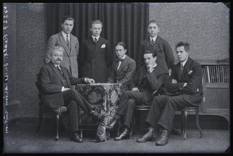 [Viljandi Maakonna Poeglaste Gümnaasiumi] eneseharimise rühm.