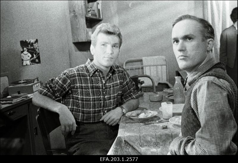 Kaader filmistuudio Tallinnfilm mängufilmist Vihmas ja päikeses, Viktor - Mikk Mikiver ja Raul - Rein Olmaru (paremal).