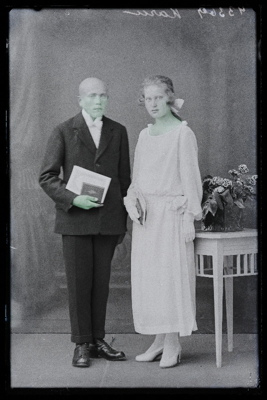 Kaks leerilast, paremal Karu.