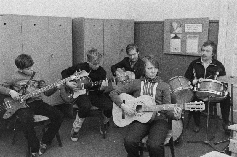 Kasari 8-klassilise Kooli instrumentaalansamblit "Mikker" juhendab õpetaja Ants Vest.