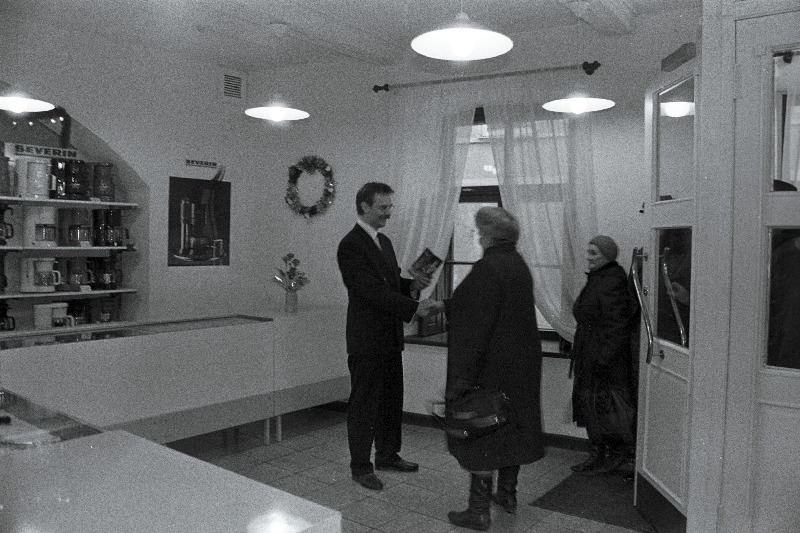 "Sakala" poe avamine pärast renoveerimist, "Viktoria" kaupluse avamise eel (õunad, apelsinid, banaanid). Abestocki hulgimüügiladu.