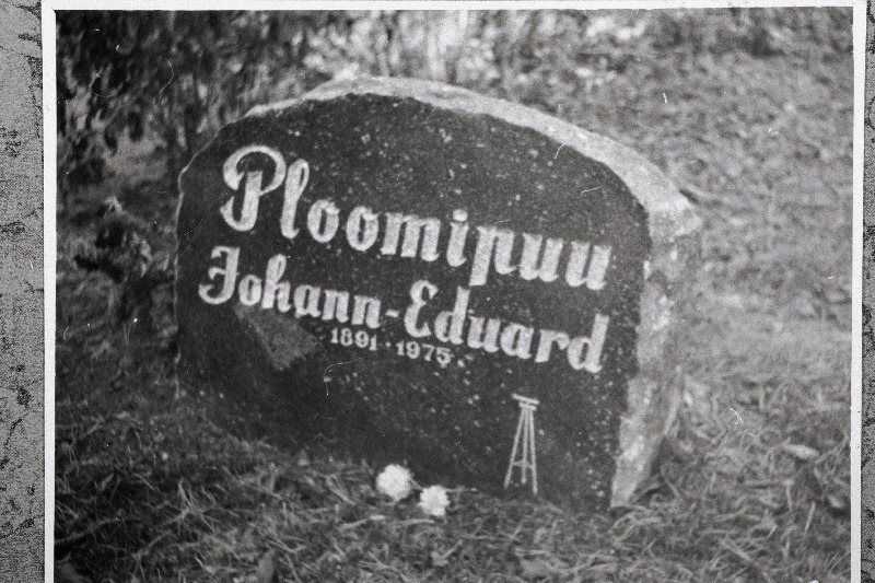 Geodeedi ja kodu-uurija Johann-Eduard Ploomipuu hauakivi Pärnamäe kalmistul.