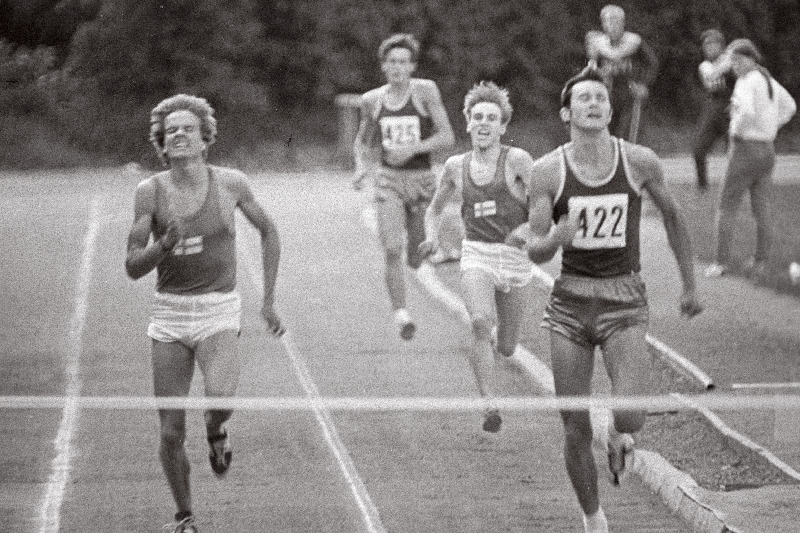 Heino Piirsalu võitmas 800 meetri jooksu Eesti NSV ja Soome maavõistlustel.