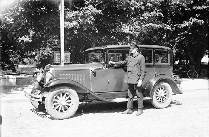 Vuokra-auto eli pirssi Tuomiokirkkotorilla; Tuomiokirkkotorin pirssi