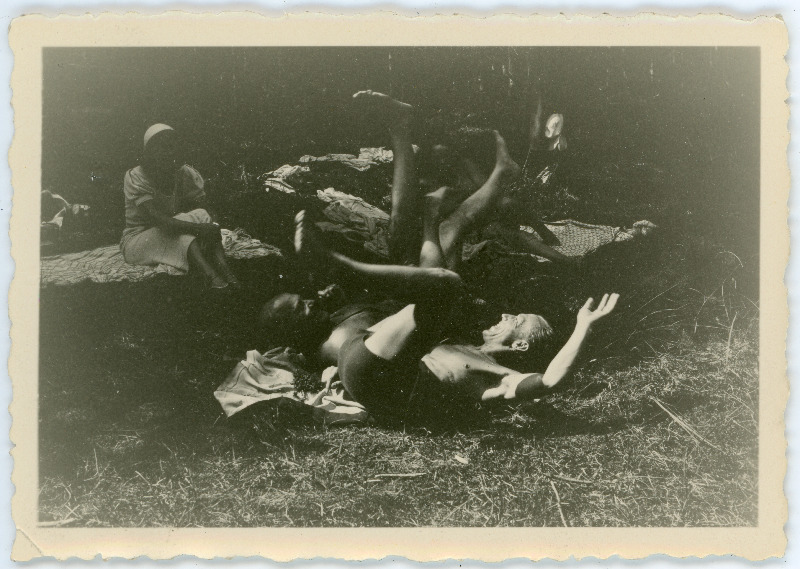 Kaks meest murul maadlemas, kõrval piknikulinad