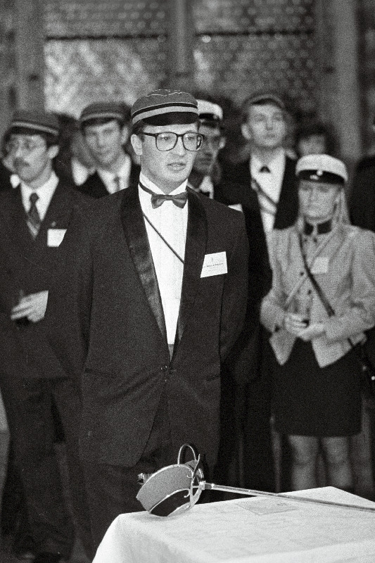 Korporatsiooni Rotalia 80.aastapäeva kokkutulekul Mustpeade Majas kõneleb  Valga linnapea Meelis Adonen.