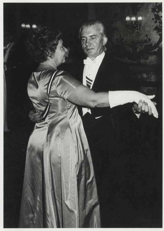 Liidia ja Armin Tuulse tantsimas Stockholmi (üliõpilaste) Eesti Osakonna ballil