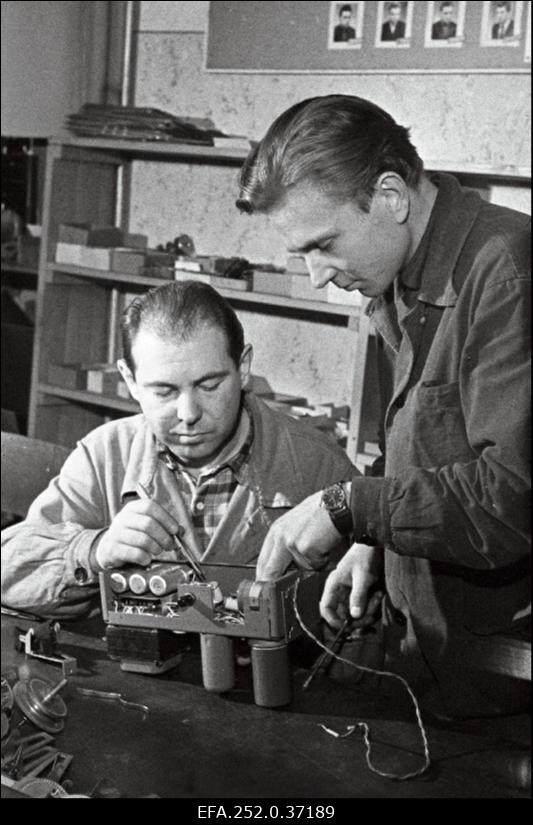 Kontrollmõõduriistade Katsetehase brigadir M. Smolenkov (vasakul) ja monteerija Olev Hannus.