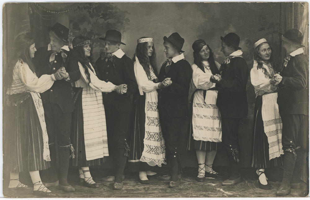 Rahvarõivais tantsurühm