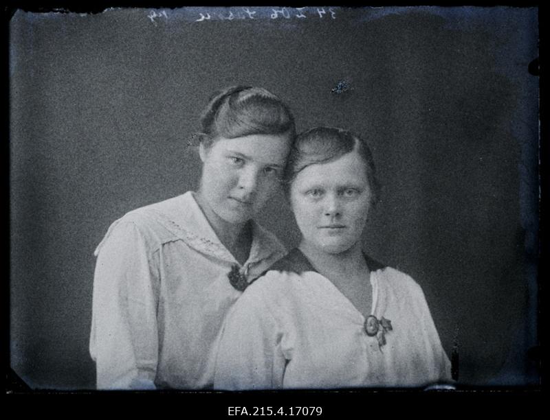 Kaks naist, (foto tellija Säsku [Sasku]).