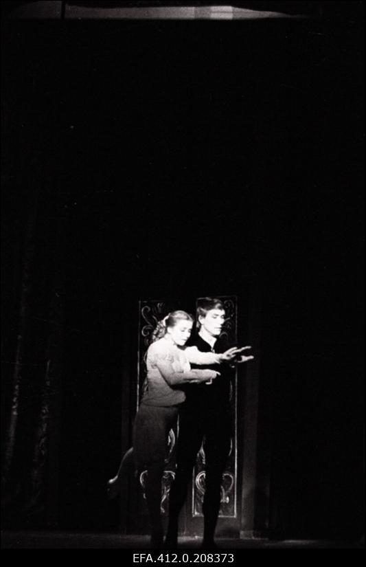 Baleriin Helmi Puur telefilmis "Tagasitulek".