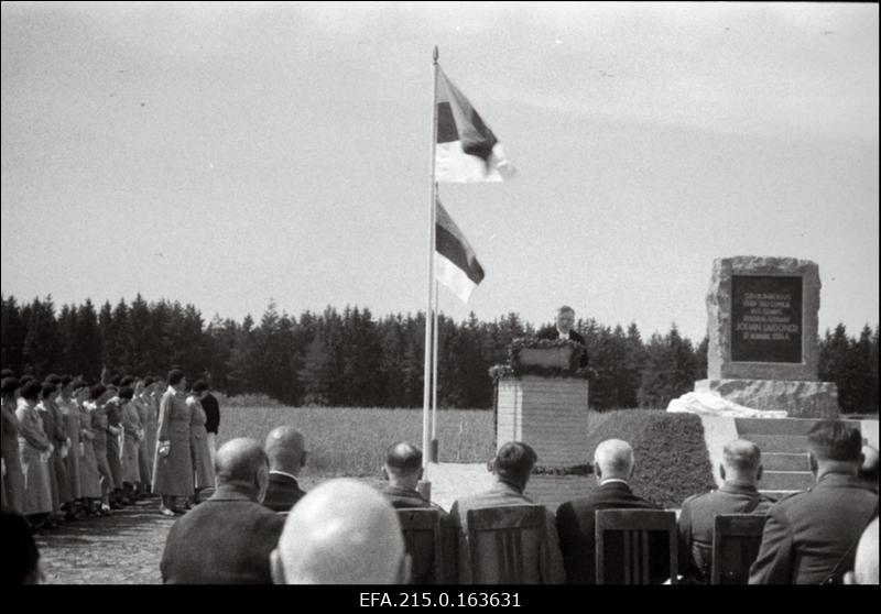 Kindral Johan Laidoneri mälestuskivi avamine tema sünnikohas Raba talus Viiratsi vallas.