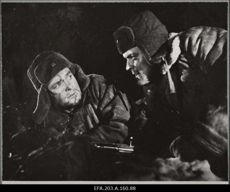 Kaader filmistuudio Tallinnfilm mängufilmist Inimesed sõdurisinelis.