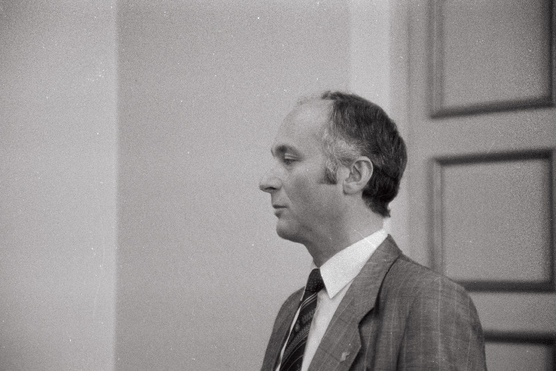 Nõupidamine Maavalituses (Kalle Jõks)suures saalis; Ilusalong Monami Suure-Kaare t; Elektrikauplus Reinu.