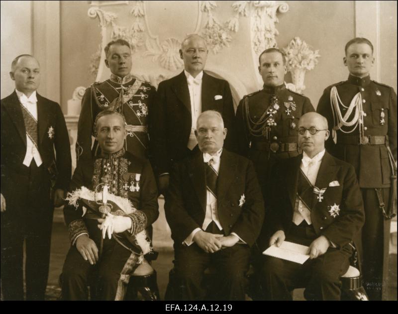 Itaalia saadik Vincenzo Cicconardi (vasakult 1.) volikirjade üleandmisel Eesti Vabariigi riigivanemale Konstantin Pätsile (2.), 3. välisminister Julius Seljamaa; seisavad (vasakult): riigisekretär Karl Terras, riigivanema käsunduskindral kindralmajor Gustav Jonson, Välisministeeriumi administratiivosakonna direktor Jaan Mölder, riigivanema vanemkäsundusohvitser kolonelleitnant Herbert Grabbi, riigivanema nooremkäsundusohvitser nooremleitnant Oskar Põder.