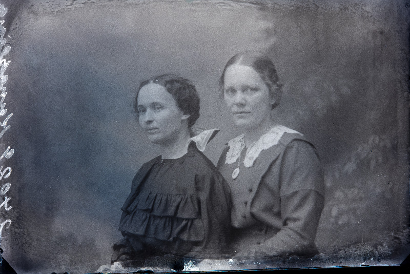 Kaks naist, (foto tellija Kanaplewa [Konopleva]).