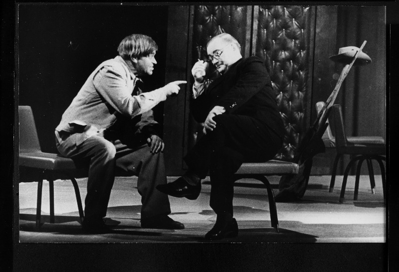 Stseen N. Haitovi triptühhonist "Paadiga metsas" RAT "Vanemuises", direktor - Eero Tari (paremal) ja Vlaše - ENSV teeneline kunstnik Helend Peep.